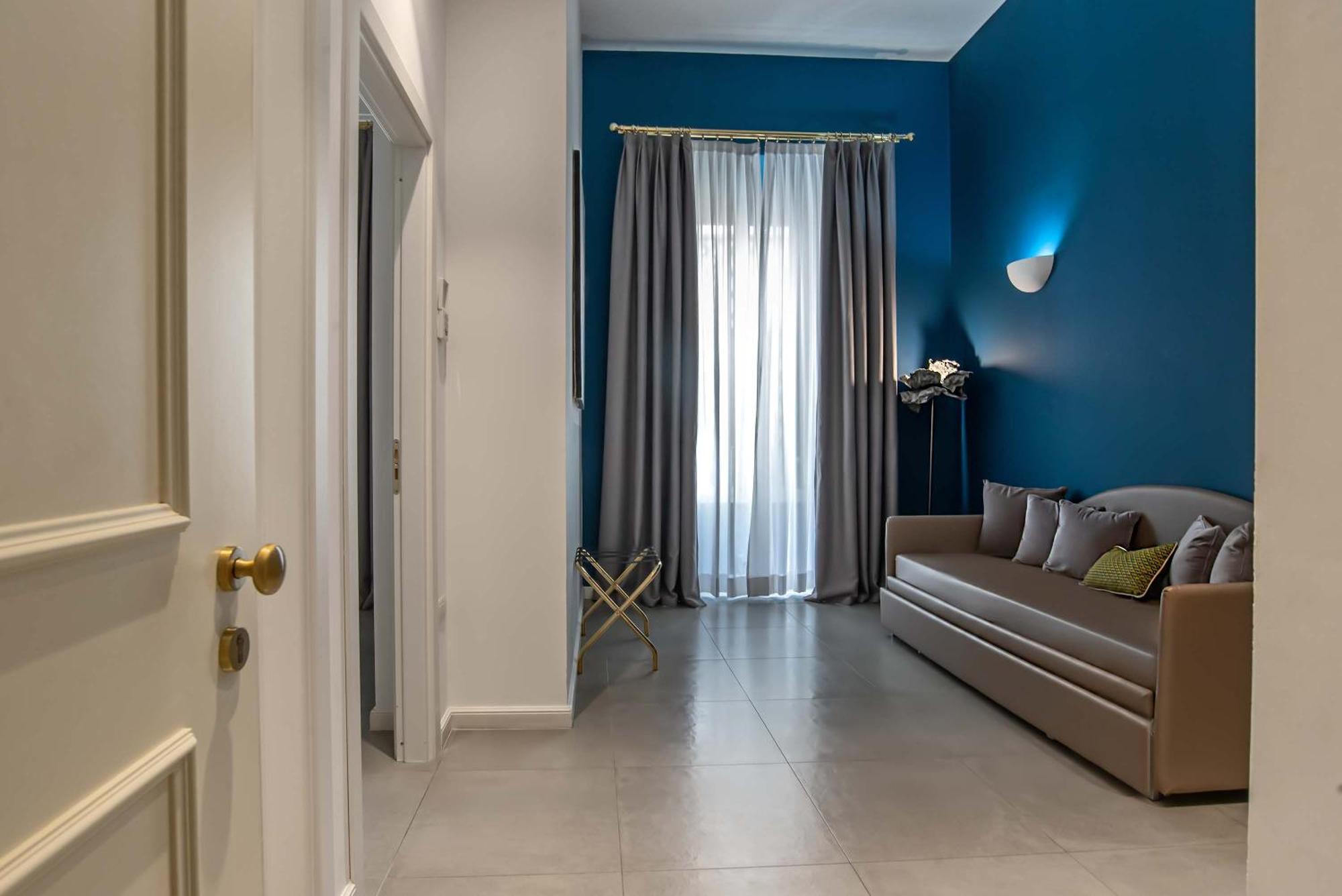 Boutique Metro 900 Naples